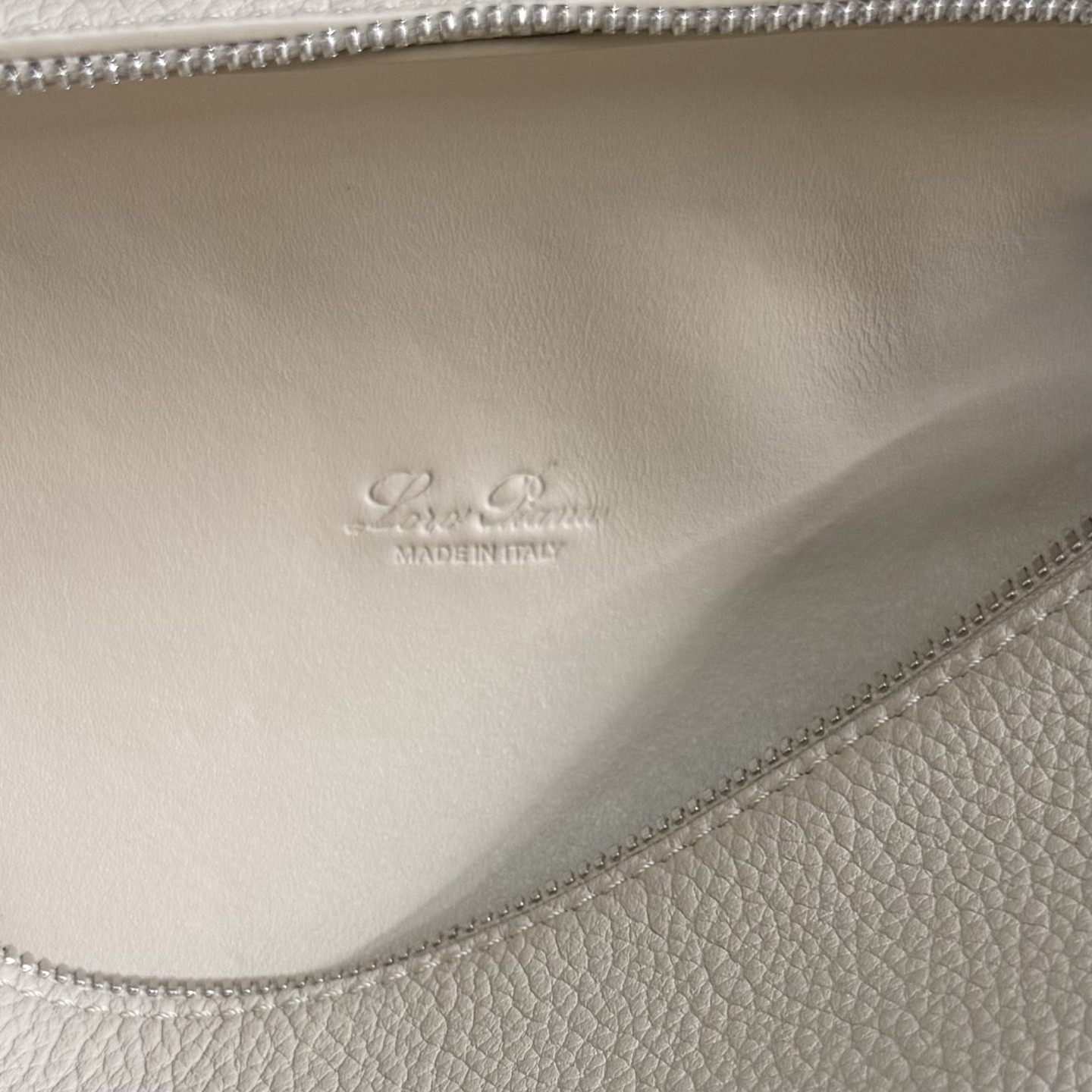 L0r0 P1ana Extra Pocket L19 Grained Calfskin 11 x 19 x 6.5 cm