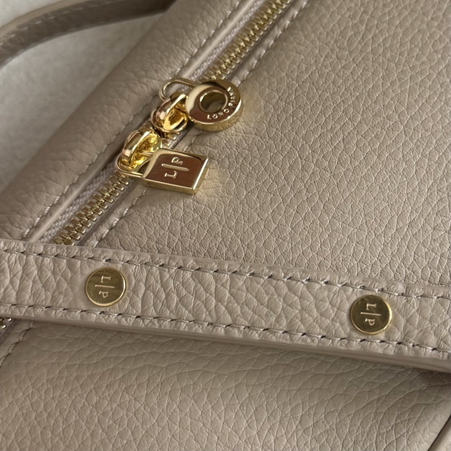L0r0 P1ana Extra Pocket L19 Grained Calfskin 11 x 19 x 6.5 cm