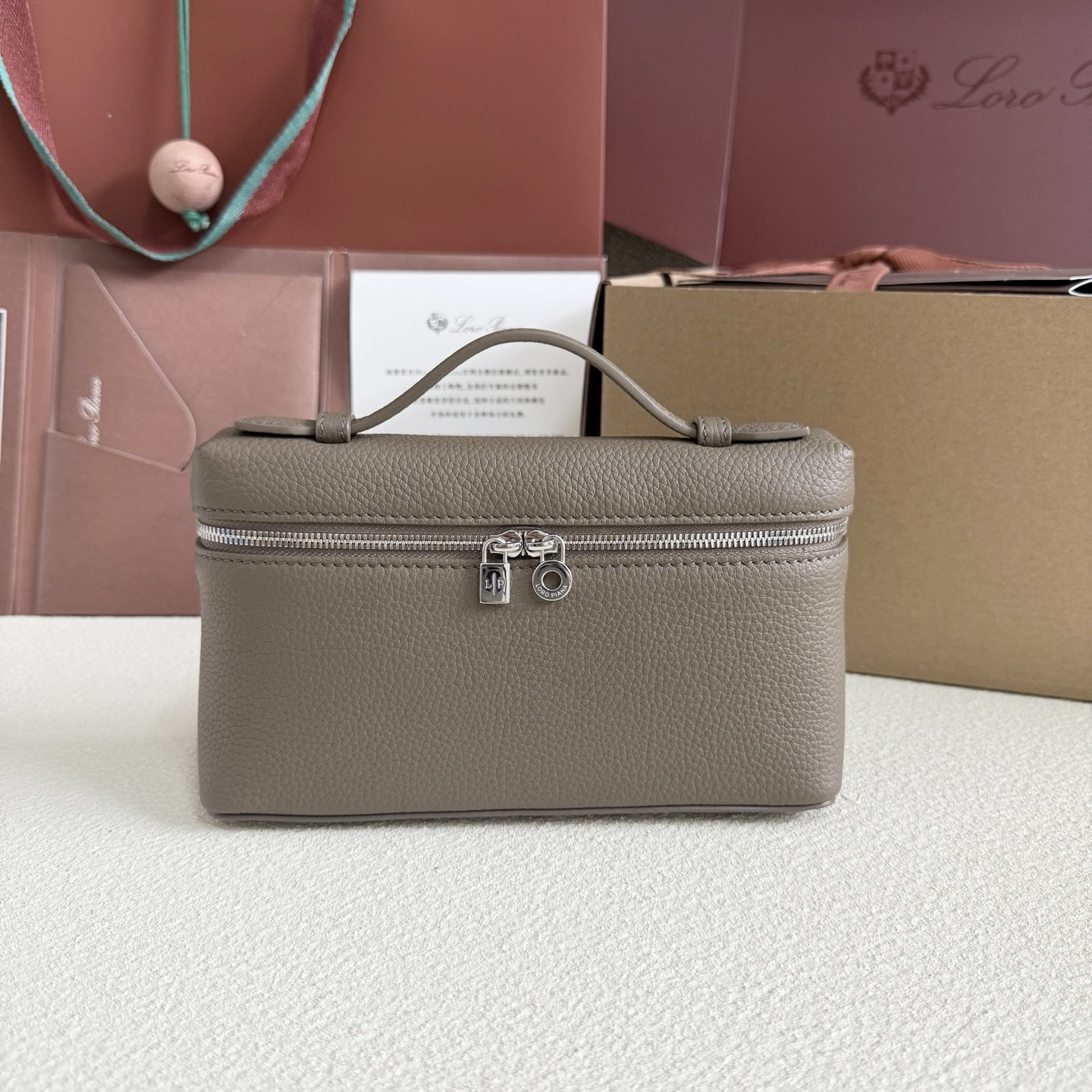 L0r0 P1ana Extra Pocket L19 Grained Calfskin 11 x 19 x 6.5 cm