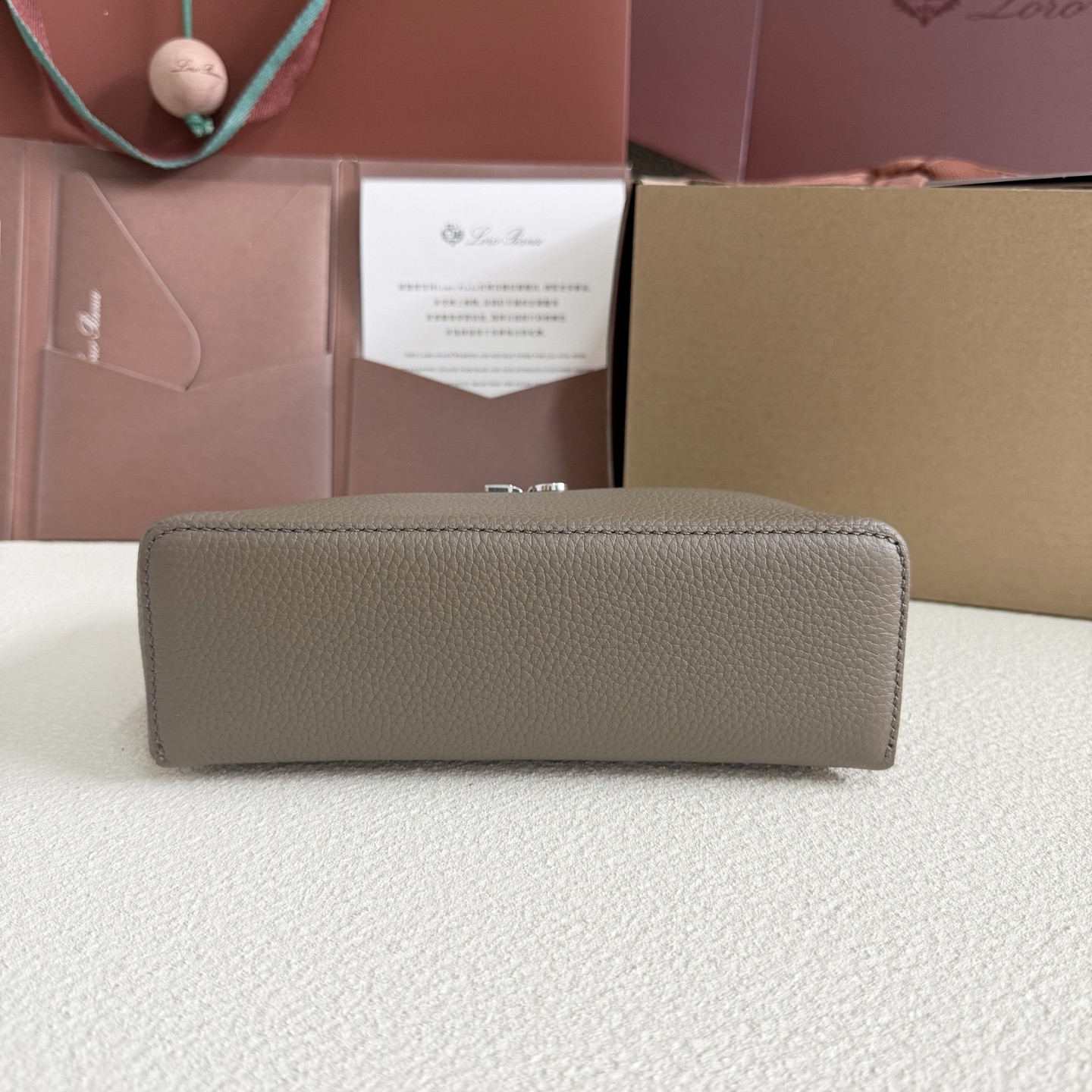 L0r0 P1ana Extra Pocket L19 Grained Calfskin 11 x 19 x 6.5 cm
