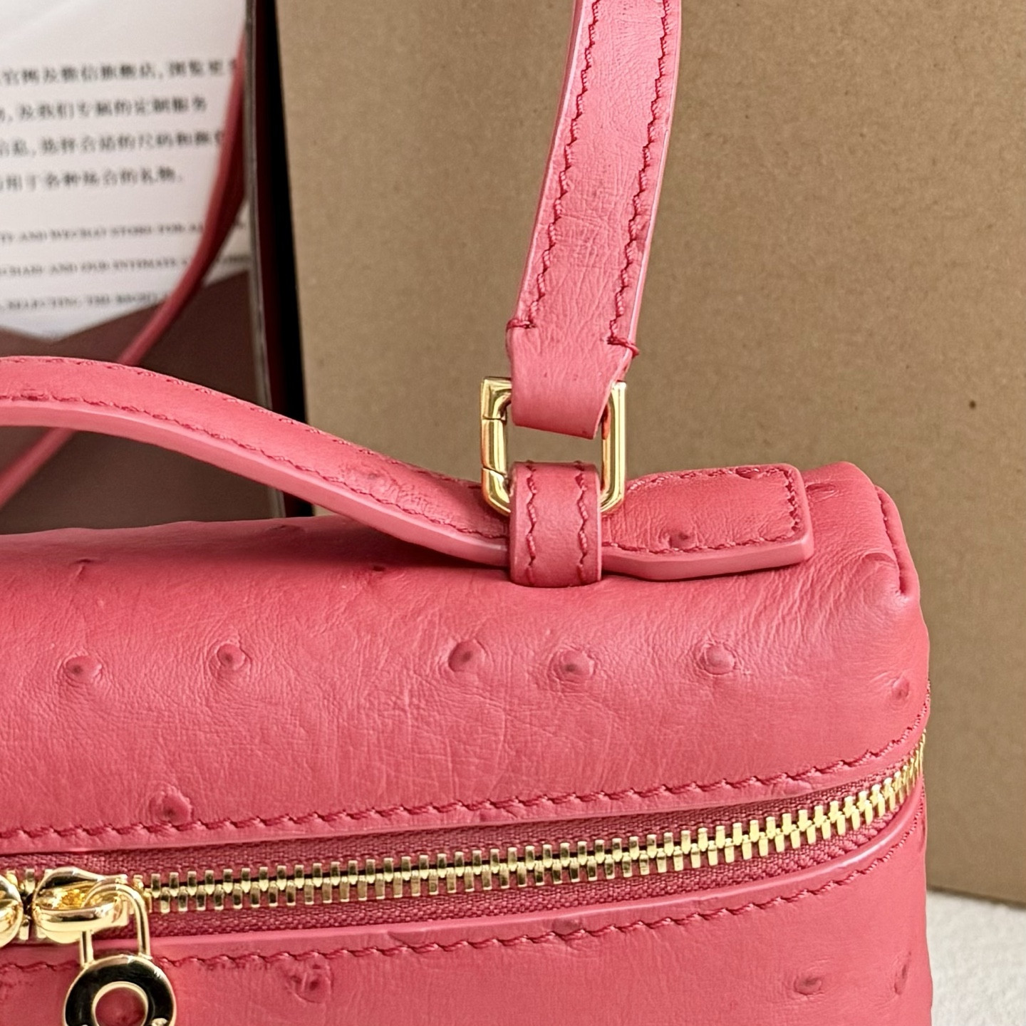 L0r0 P1ana Extra Pocket L19 Ostrich-grained Leather 11 x 19 x 6.5 cm