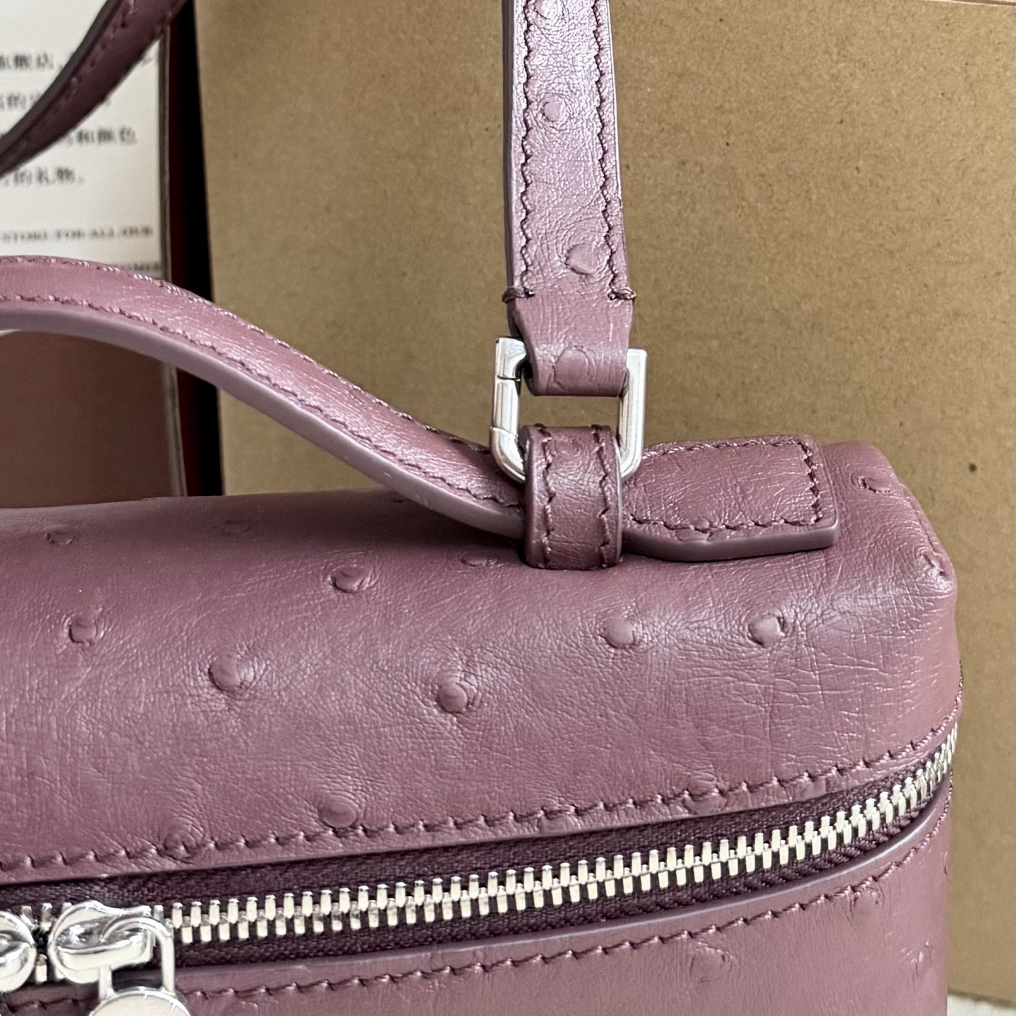 L0r0 P1ana Extra Pocket L19 Ostrich-grained Leather 11 x 19 x 6.5 cm