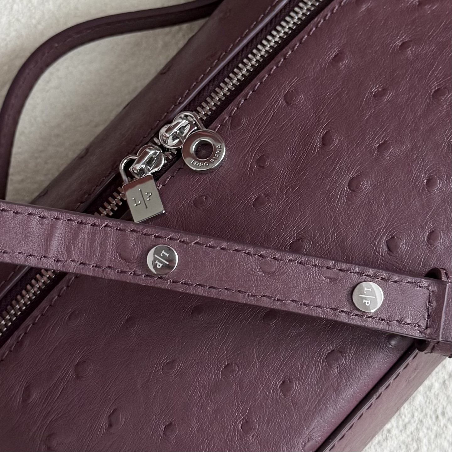 L0r0 P1ana Extra Pocket L19 Ostrich-grained Leather 11 x 19 x 6.5 cm