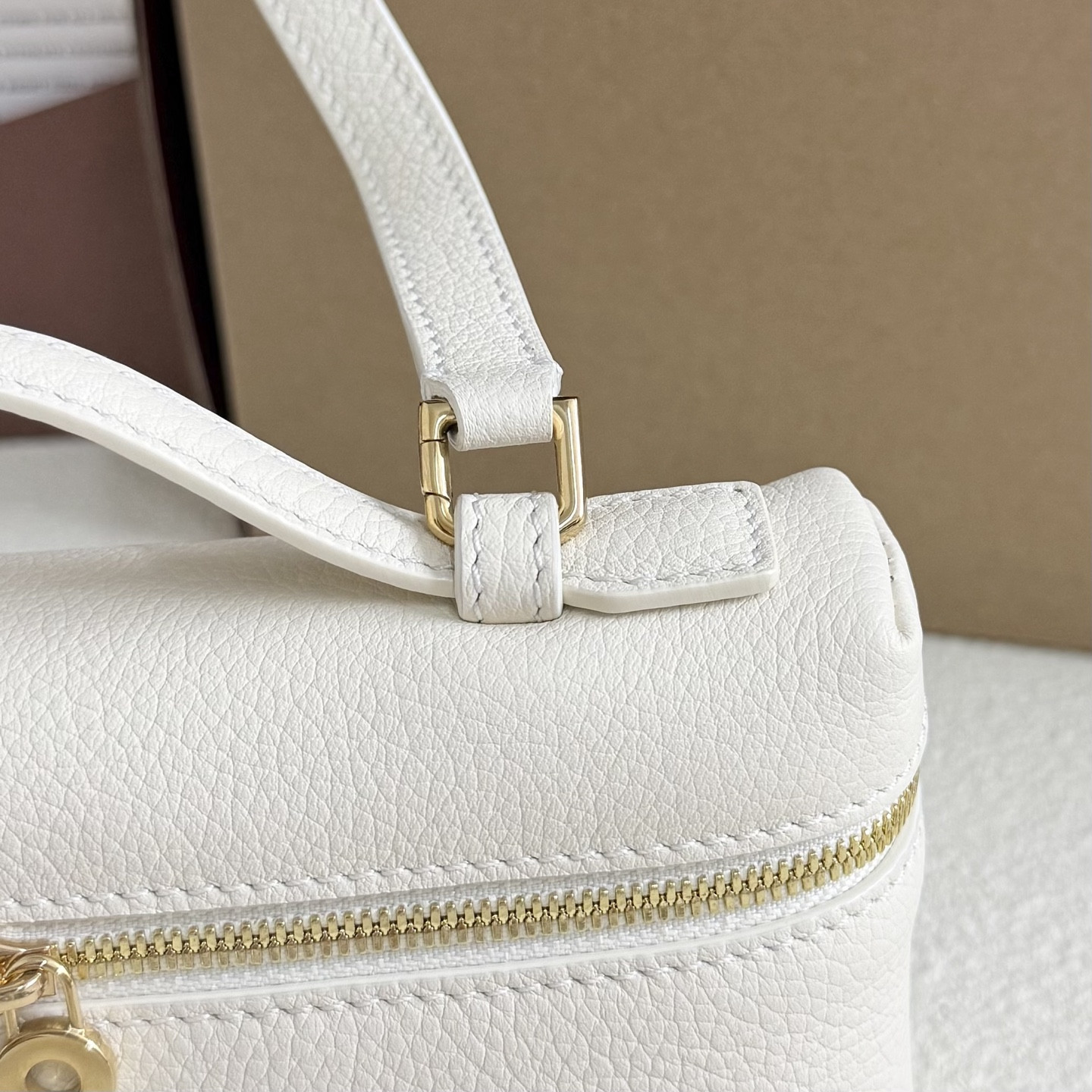 L0r0 P1ana Extra Pocket L19 Grained Calfskin 11 x 19 x 6.5 cm