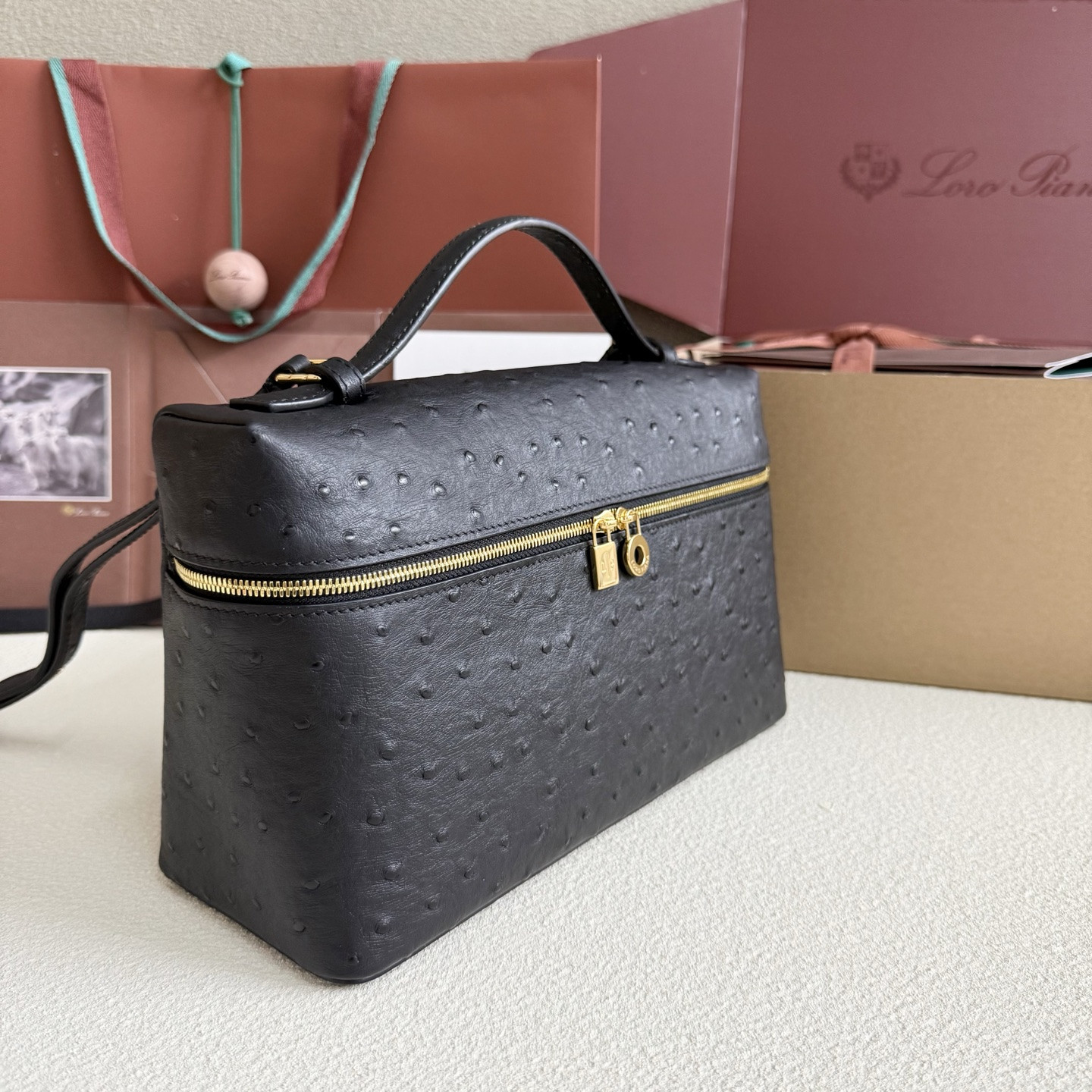 L0r0 P1ana Extra Pocket L27 Ostrich-grained Leather 16x27x10cm
