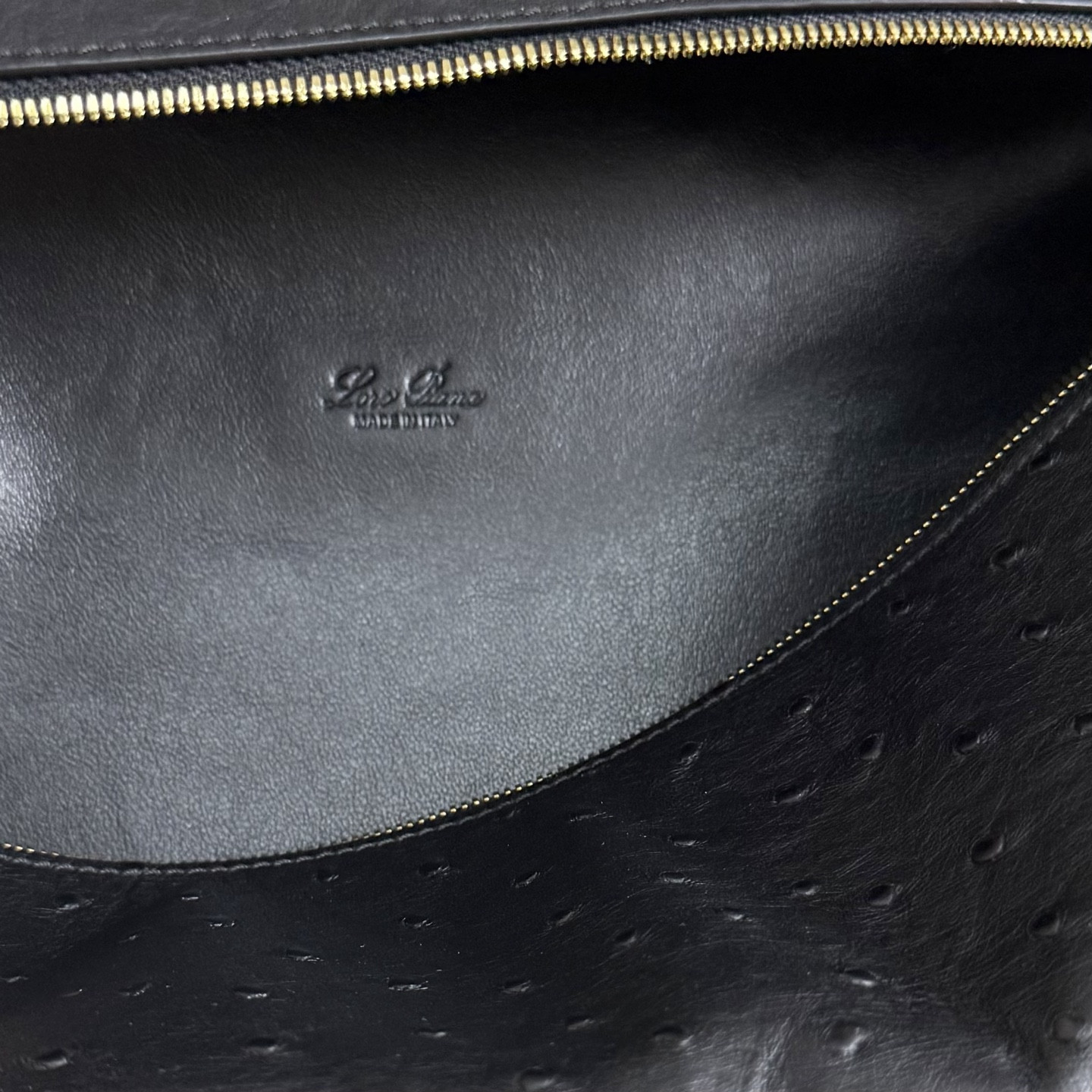 L0r0 P1ana Extra Pocket L27 Ostrich-grained Leather 16x27x10cm