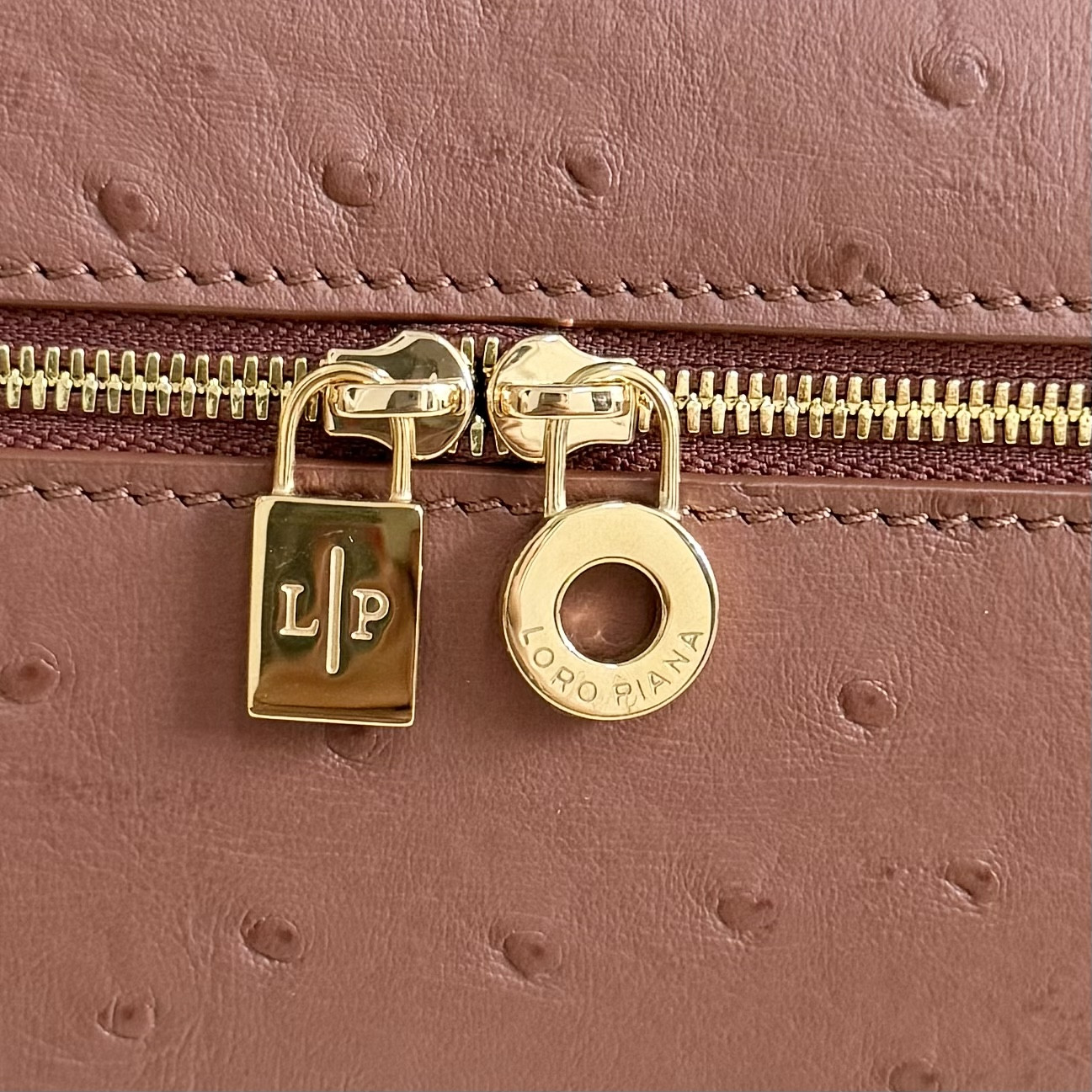 L0r0 P1ana Extra Pocket L27 Ostrich-grained Leather 16x27x10cm