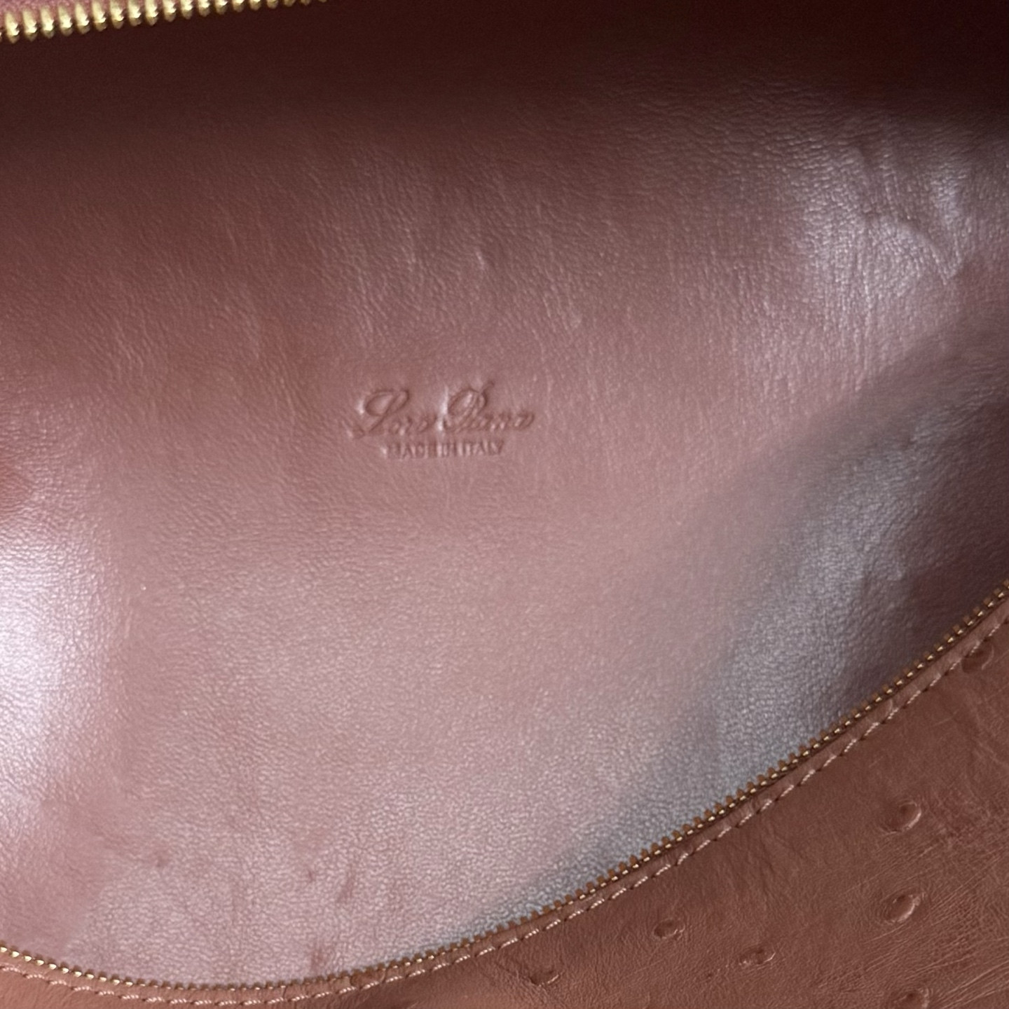 L0r0 P1ana Extra Pocket L27 Ostrich-grained Leather 16x27x10cm