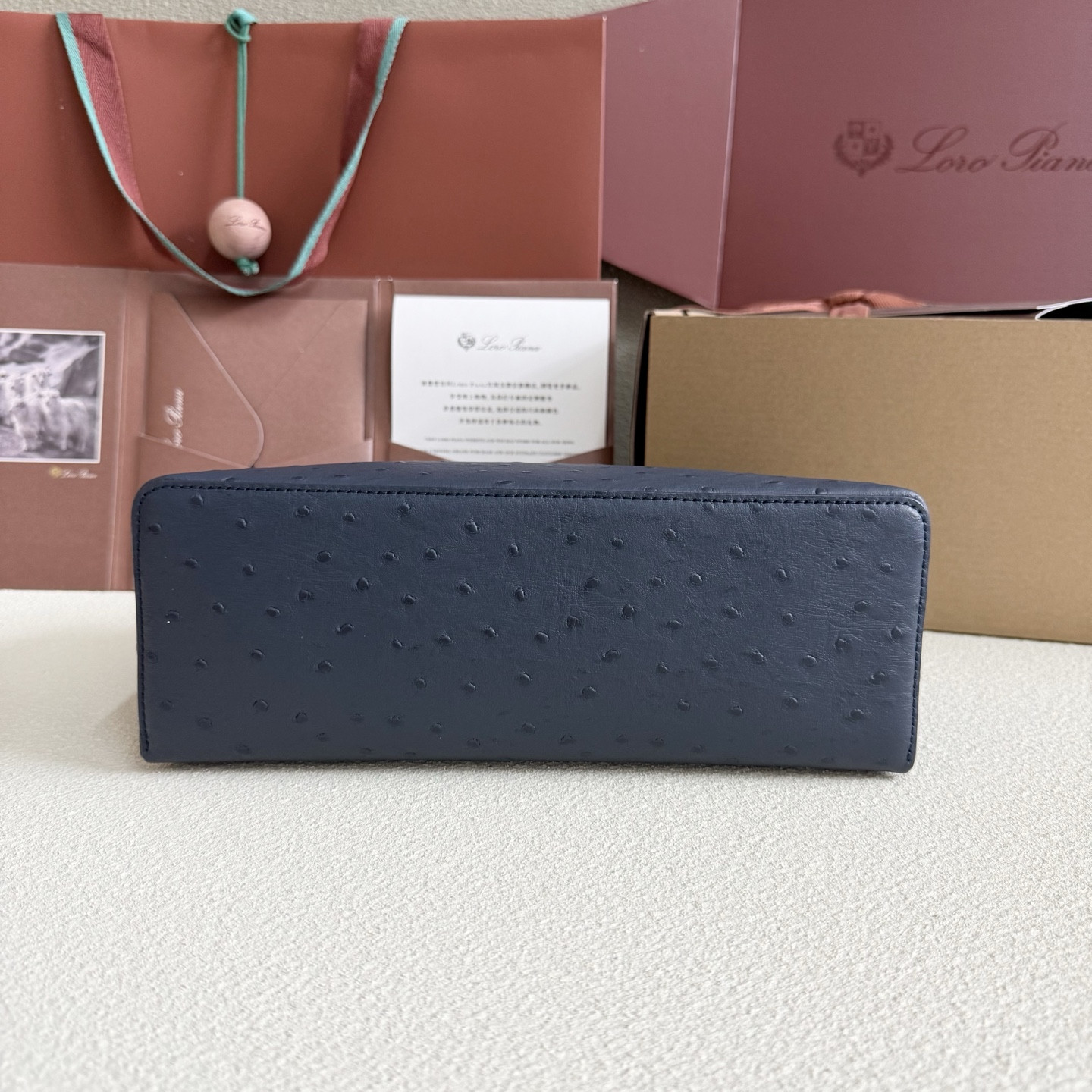 L0r0 P1ana Extra Pocket L27 Ostrich-grained Leather 16x27x10cm
