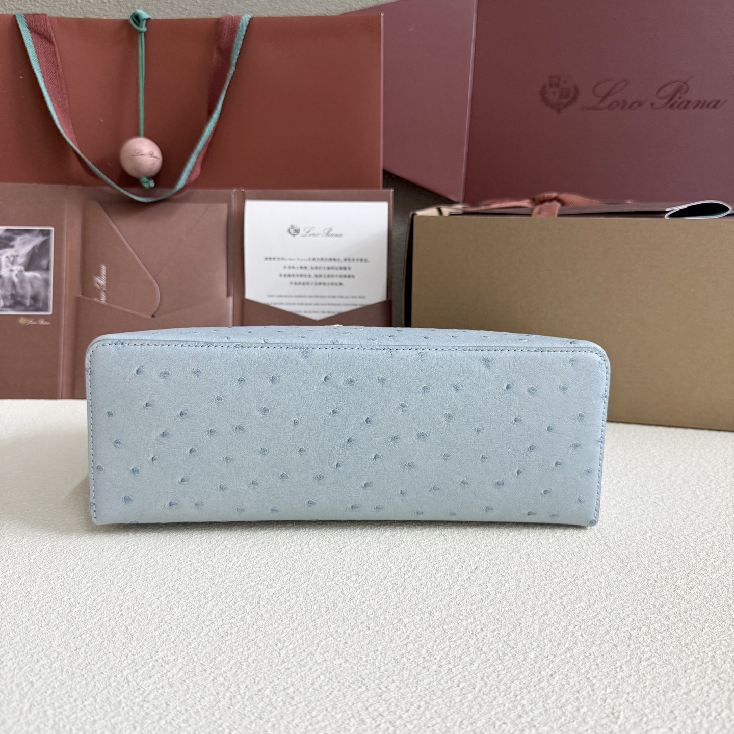 L0r0 P1ana Extra Pocket L27 Ostrich-grained Leather 16x27x10cm