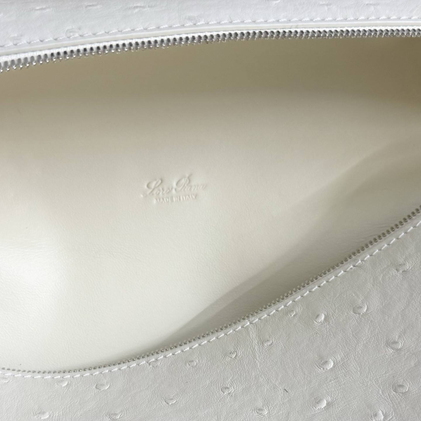 L0r0 P1ana Extra Pocket L27 Ostrich-grained Leather 16x27x10cm
