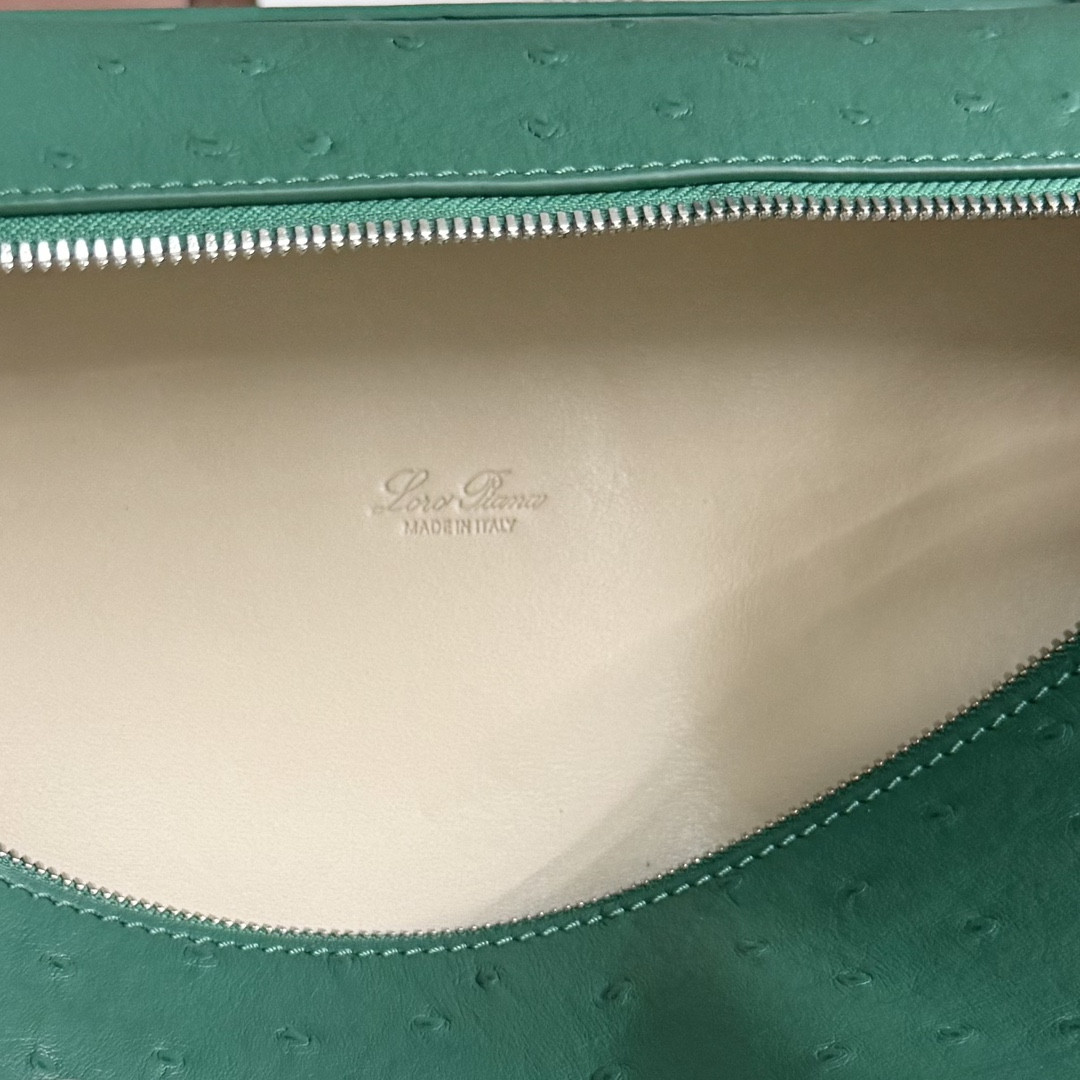 L0r0 P1ana Extra Pocket L27 Ostrich-grained Leather 16x27x10cm
