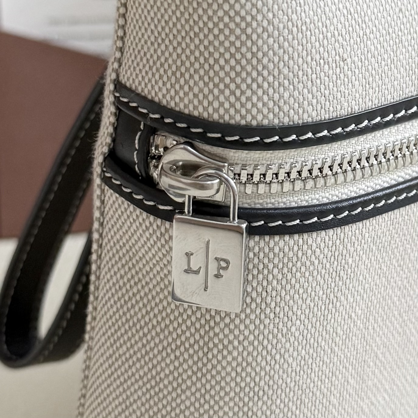 L0r0 P1ana Extra pouch L29 29x18x5cm