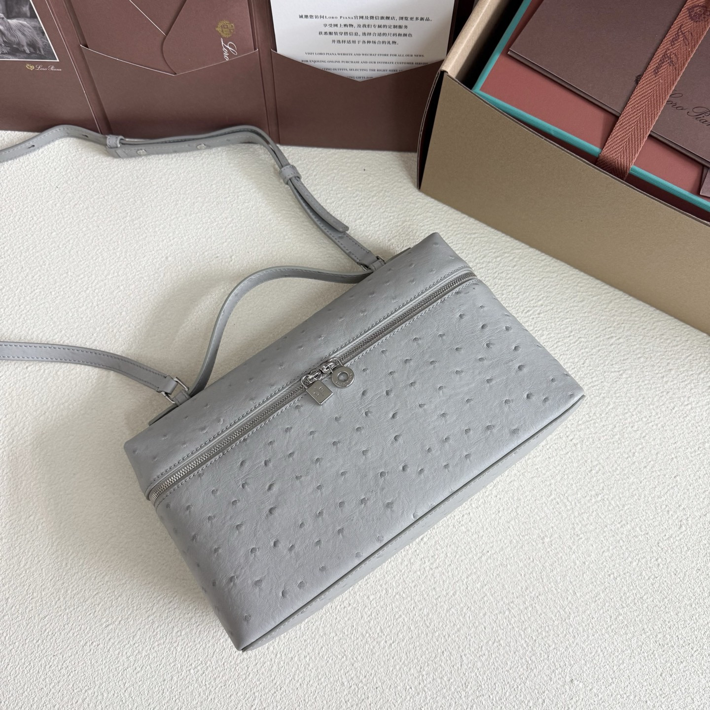 L0r0 P1ana Extra Pocket L27 Ostrich-grained Leather 16x27x10cm