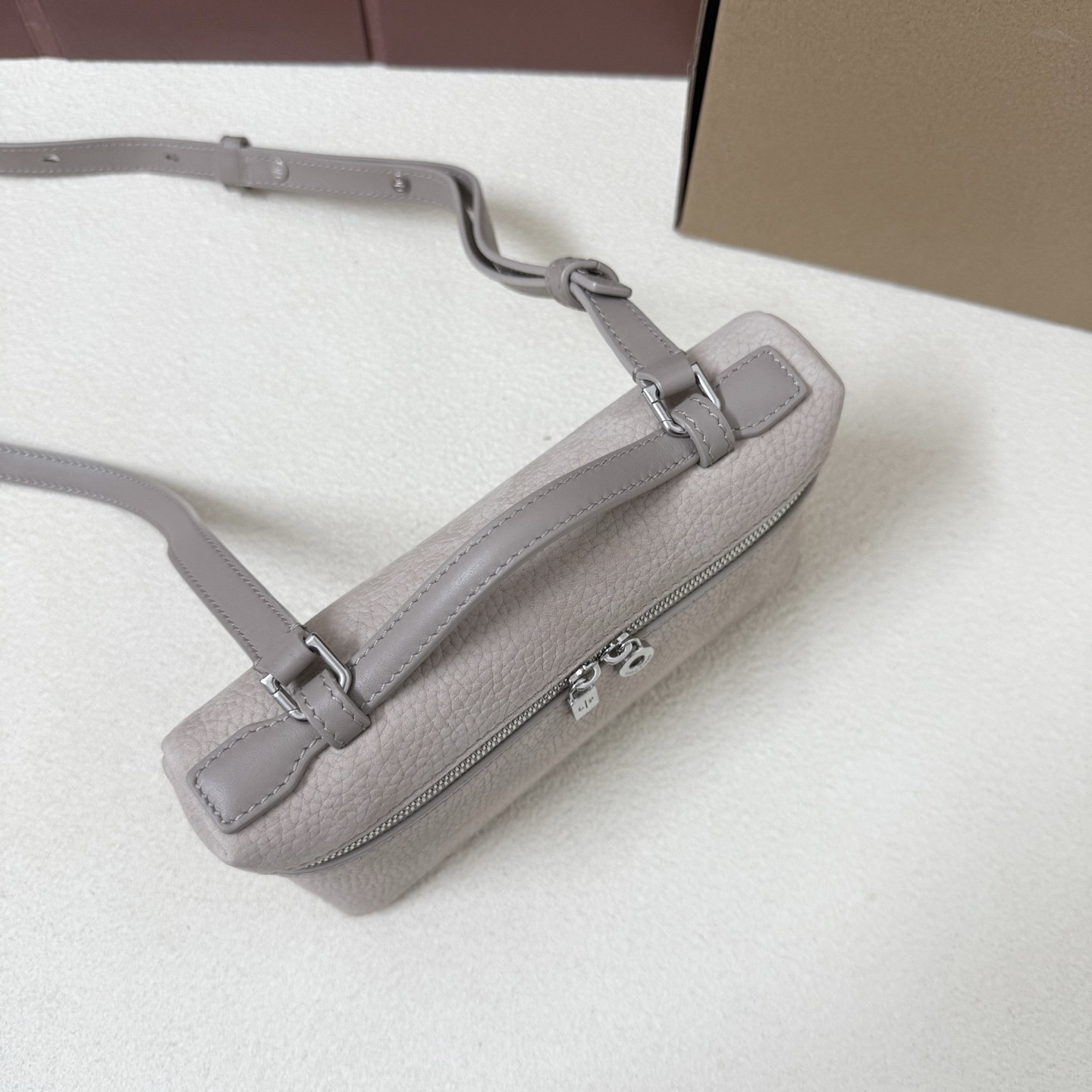 L0r0 P1ana Extra Pocket L19 Grained Calfskin 11 x 19 x 6.5 cm