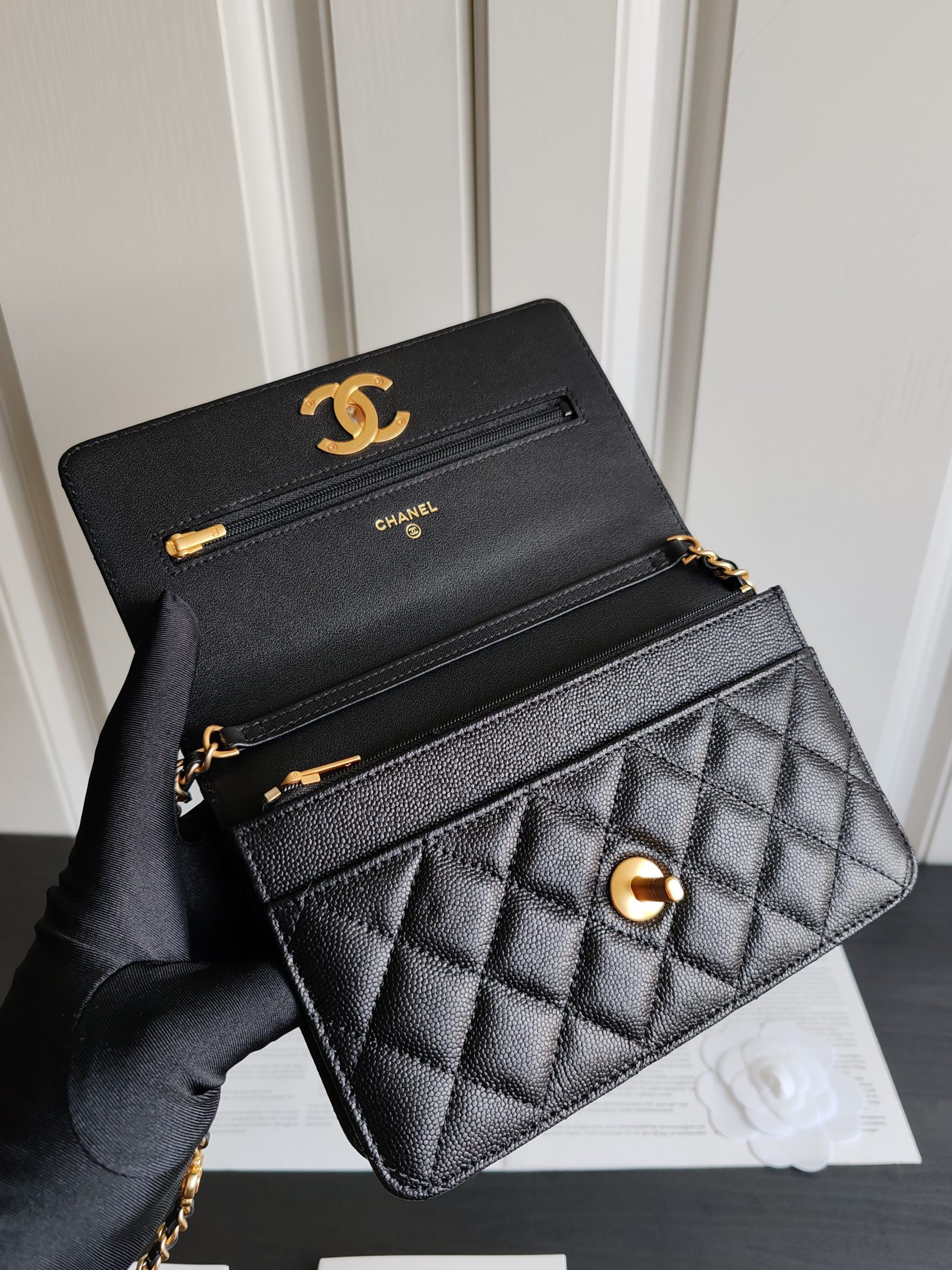 Ch**el WOC CLASSIC WALLET ON CHAIN 13x19cm