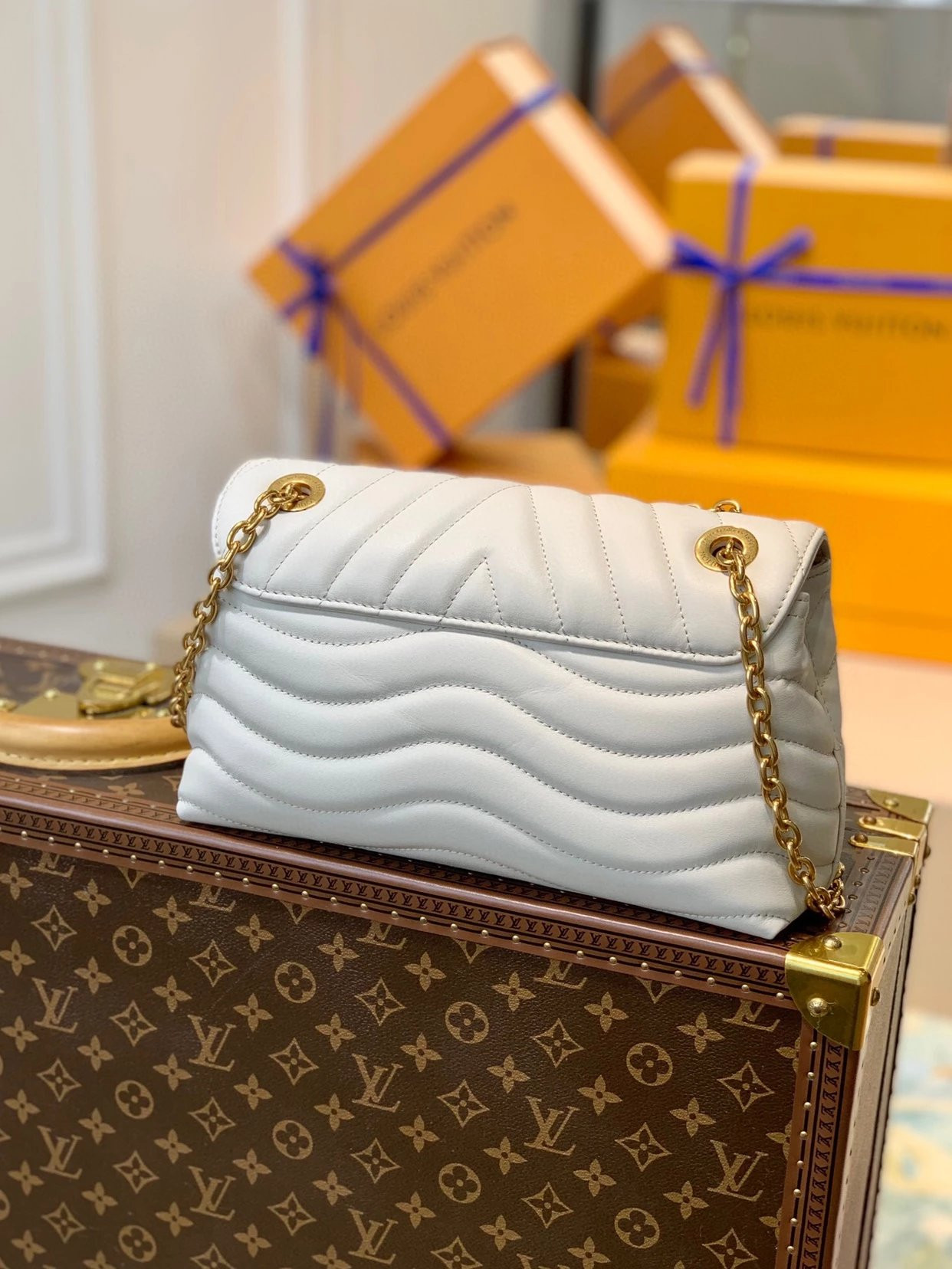 LV NEW WAVE CHAIN BAG M58549