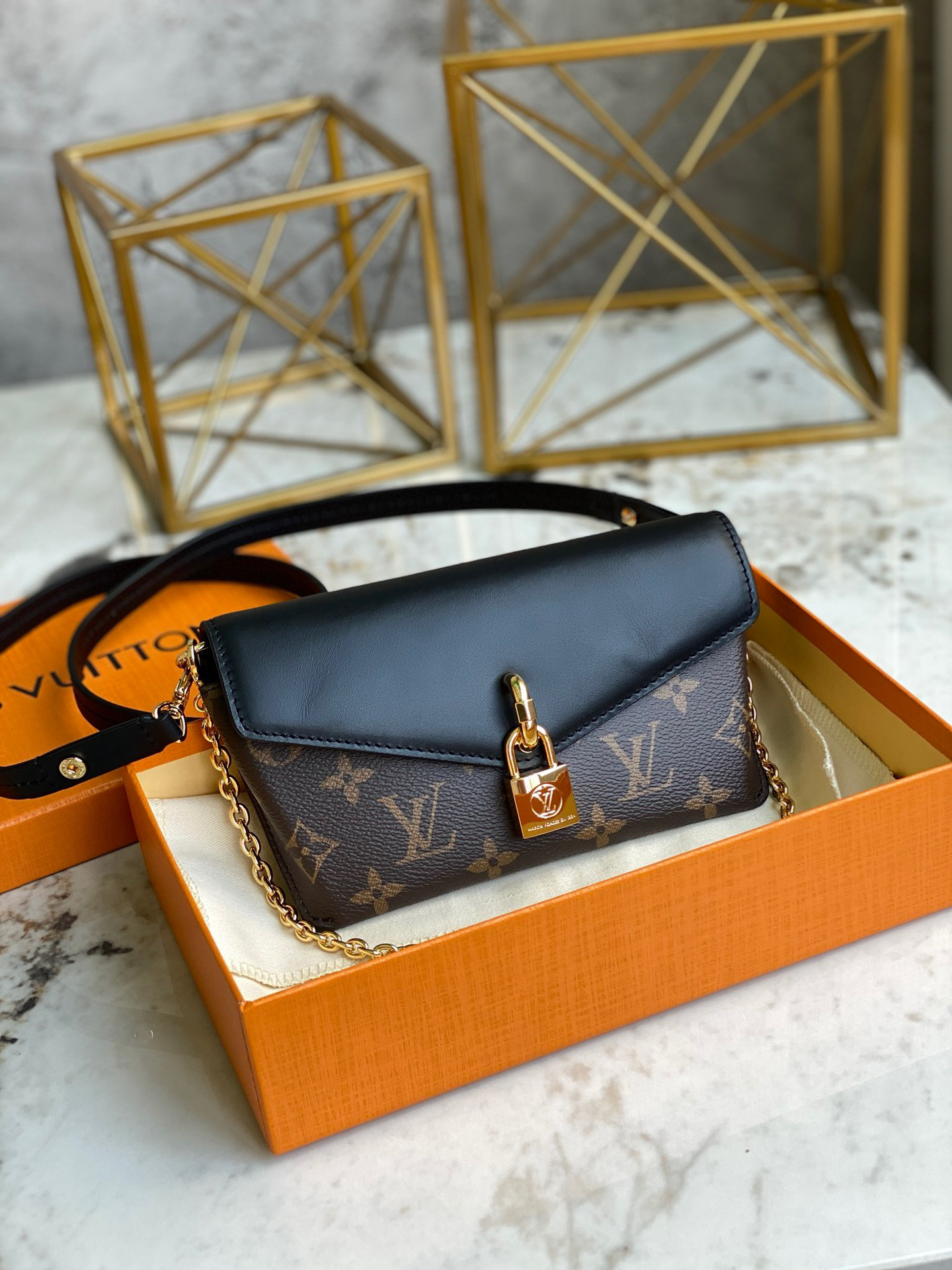 LV PADLOCK ON STRAP M80559