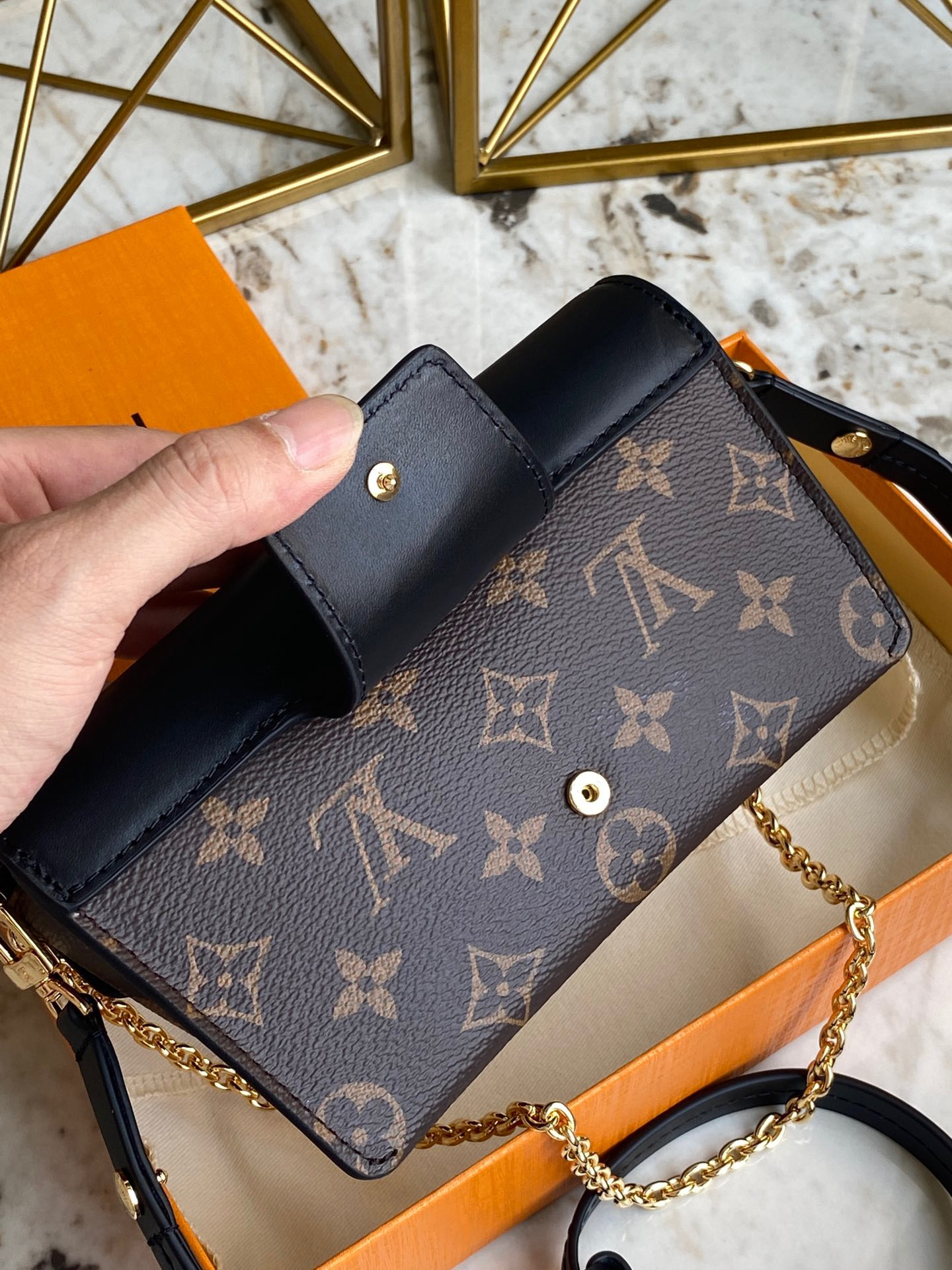 LV PADLOCK ON STRAP M80559
